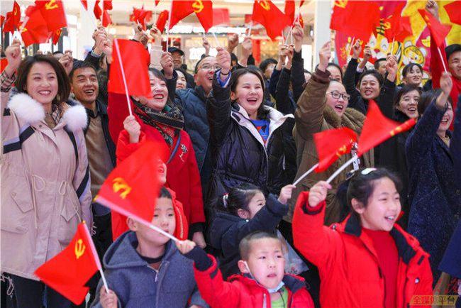 提醒内江人:早点安排!市中区新春极光焰火草地狂欢节入场券正在热销——