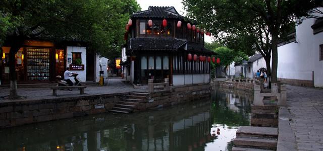 爽肤水，亮白乳液，粉底液，防晒霜，护手霜，面膜，洗面奶，擦脸油，先弄哪个？说下顺序哦游戏画面