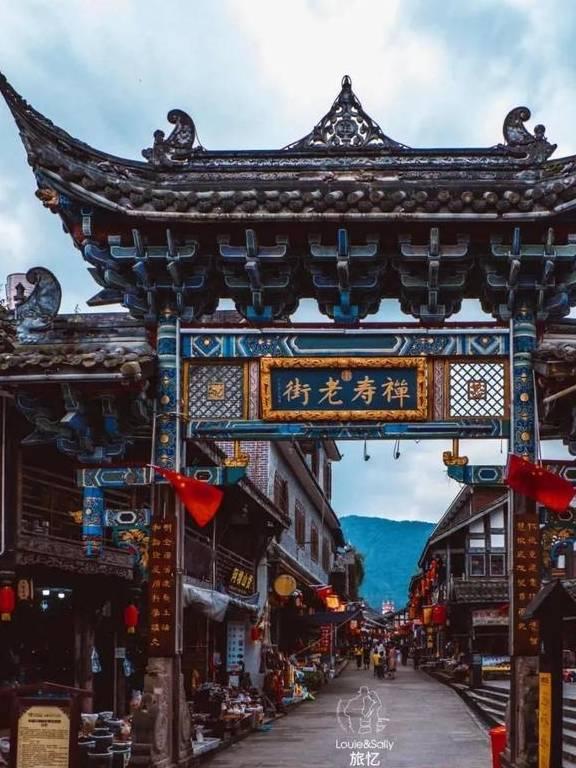 一个混混是如何假冒钦差大人，把一群朝廷命官骗得团团转的
